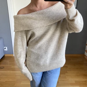 Stickad off shoulder tröja - Beige stickad off shoulder tröja från h&m i storlek S, så mysig!! 🤩i nyskick 