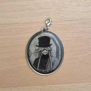 Berlock med Undertaker från Black Butler.  Kan skickas som brev, då blir frakten 15 kr, skriv så fixar vi det! 🥰