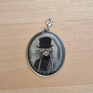 Black Butler berlock - Berlock med Undertaker från Black Butler.  Kan skickas som brev, då blir frakten 15 kr, skriv så fixar vi det! 🥰