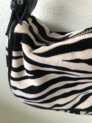 Väska från gina - En jätte fin väska från Gina Tricot i bra skick. Rymmer mycket trots storleken. Pris 70 kr + frakt eller mötas upp i Stockholms området 