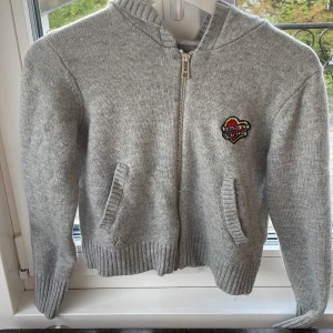 Zadig tröja  - Säljer min absolut favorit tröja från Zadig&Voltarie!! Världens skönaste och varmaste tröja!! Kunde gå ut med den i minus utan att frysa!💘 Använd sparsamt vilket innebär att den inte har några som helst defekter💘 pris kan diskuteras! Hör av er vid frågor❤️