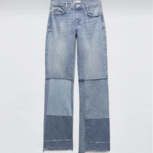 Patchwork jeans Zara - Säljer de populära patchwork bootcut jeansen från Zara helt oanvända! Skriv för fler bilder💞