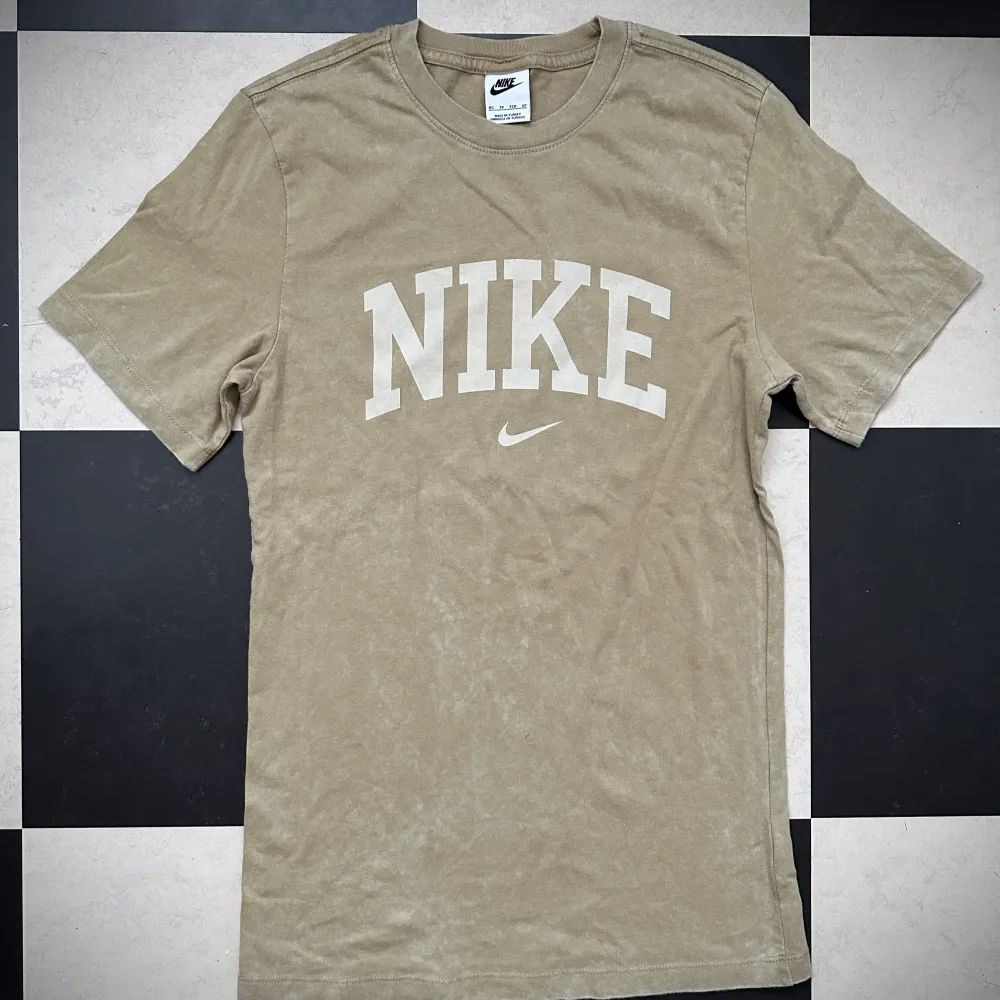 Nike T-shirt färg: beige melerad  Herr stl XS  Köpt förra året på jd sport.  Nypris 399kr Aldrig använd pga för lång (jag är 168 cm) Skickas spårbart eller kan mötas upp. . T-shirts.