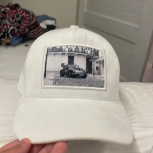 Velvet keps vit - Finns bara en på marknaden. Skit rare. Nypris 750kr