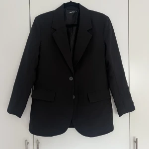 Svart kavaj  - En svart vanlig kavaj från Ginatricot i storlek 36 endast använd någon gång så inga defekter. Passar till allt🌟