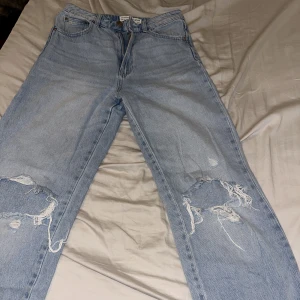 Jeans med hål på knäna - Håliga jeans i superfint skick. Strl 36. Märke Stradivarius. De är utsvängda i modellen. 