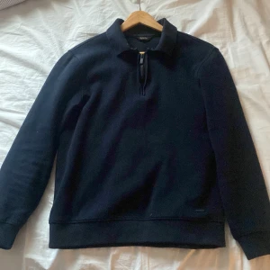 Massimo Dutti halfzip - Skön och snygg halfzip från Massimo Dutti i storlek small. Säljer då jag växt ur den men den är i super skick