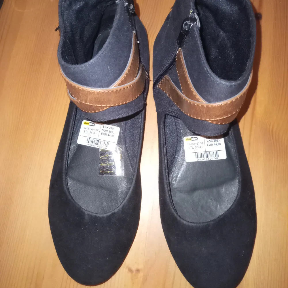 Säljer mina svarta finskor ifrån din sko, av den anledningen att de bara ligger i garderoben utan användning. Nästan helt nya. Nypris: 399:- Köparen står för frakten. . Skor.