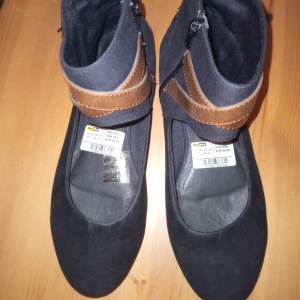 Säljer mina svarta finskor ifrån din sko, av den anledningen att de bara ligger i garderoben utan användning. Nästan helt nya. Nypris: 399:- Köparen står för frakten. 