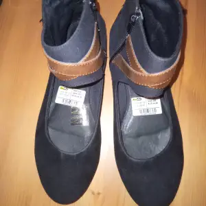 Säljer mina svarta finskor ifrån din sko, av den anledningen att de bara ligger i garderoben utan användning. Nästan helt nya. Nypris: 399:- Köparen står för frakten. 