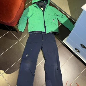 Skidset - Fint skidset med jacka och byxa. Blå byxor och grön jacka.