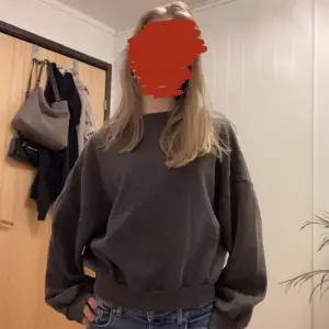 En jätteskön mörkgrå overzised sweatshirt i storlek xs/s 