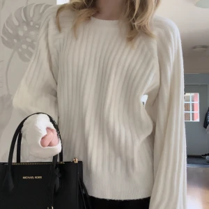 Skridad vit tröja  - Säljer min stickade tröja då jag inte använder den så ofta! Nypris 300kr säljer för 170