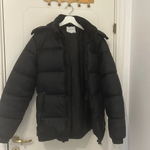 Vinterjacka herr  - Otroligt varm och skön vinterjacka från Studio Total med avtagbar luva. Använd endast några gånger förra vintern och är så gott som ny. Storlek S och passade mig som är ca 180. Nypris: 799kr, kan gå ner i pris vid snabb affär. 