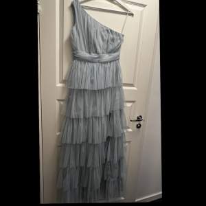 Så fin ljusblå klänning från Asos (såldes för 1000 på hemsidan)  som passar till bröllop eller bal mm. Aldrig använt den så den är helt ny❤️