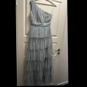 Så fin ljusblå klänning från Asos (såls för 1000 på hemsidan)  som passar till bröllop eller bal mm. Aldrig använt den så den är helt ny❤️