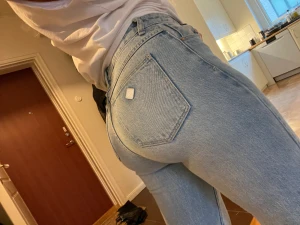 Abrand Jeans  - Jeans från Abrand i superfint skick då de inte kommer till användning. Köpte för ca 1000kr förra året. Stl 28 passar en S. Sitter superfint över rumpan. Modellen heter ’94 high straight 