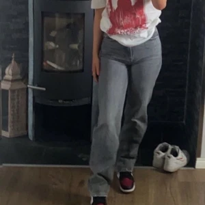 Gråa jeans - Gråa jeans i strl. 34, fint skick!!🤍