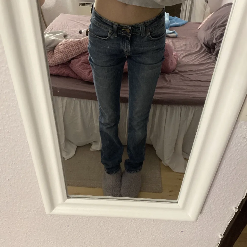 Ett par vintage lågmidjade jeans som är i modellen straight, inga defekter och är som nya 🩷MIDJEMÅTT: 34 cm rakt över INNERBENSLÄNGD: 77 cm . Jeans & Byxor.