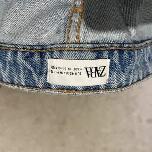 Jeans som är helt slutsålda på Zara, använda men inget som syns på varan, medelhög midja utan dragkedja och med knappar istället, modell straight