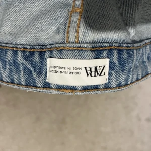 Zara jeans - Jeans som är helt slutsålda på Zara, använda men inget som syns på varan, medelhög midja utan dragkedja och med knappar istället, modell straight