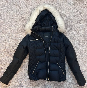 Rock and Blue jacka - Säljer min Rock and Blue jacka som köptes för ett par år sen, jackan är i nyskick då den ej kommit till någon användning hos mig. Köpt för ca 4000kr, säljer för endast 950🩷 Storlek 36/S