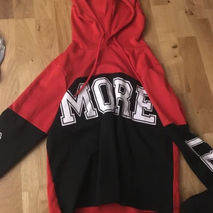 Röd svart hoodie med tryck! - Säljs då jag inte använder mer i storlek xs! 