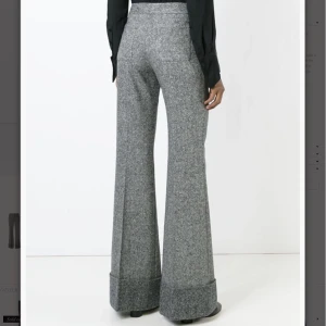 Malene Birger byxor ull - Midjemått 72cm, innerbensmått 83cm. Fina yllebyxor från malene birger. Lite noppror vid låren men inga andra defekter. Bootcut.