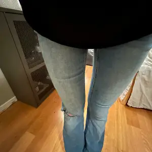 Ett par ursnygga coola vero Moda jeans med ett hål vid knäet!🩷