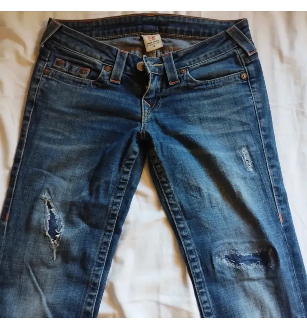 Säljer dessa true religion jeans då dom är för stora. Jag köpte dom på plick och då var dom skinny så skriv om ni vill se bilder då jag har sytt om dom till flare/bootcut. ⛔️inte mina bilder ⛔️pris kan diskuteras, frakt:59. Jeans & Byxor.