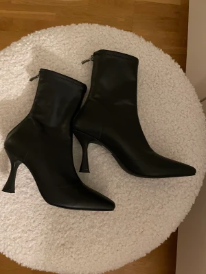 Stövletter  - Stövletter från nelly, använda en gång. Storlek 36, 8cm klack. Orginalpris 699kr
