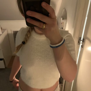 Stickad t-shirt - Säljer denna jätte fina t-shirten från nelly, den är inte riktigt stickad utan mer ett fluffigt mjukt material. Den är aldrig använd och i väldigt bra skick. Den är väldigt mjuk att ha på sig. 