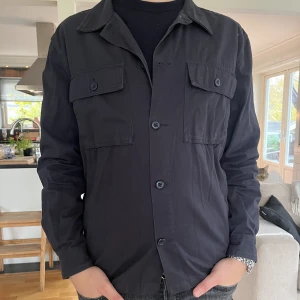 Overshirt Brothers - Säljer denna overshirt ifrån Brothers! Overshirten är i ett fint skick då den använts sparsamt. Storlek L men sitter mer som M. Hör av dig vid fler frågor eller funderingar!