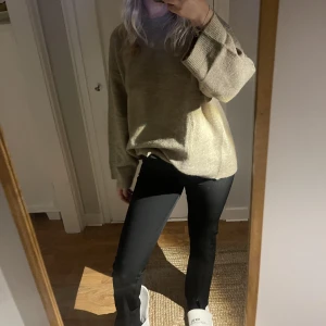 Svarta kostymbyxor  - Säljer dessa svarta kostymbyxor i storlek 36 med en liten slits vid benet.  