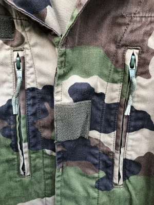 Cool vintagekamouflagejacka!  - Så snygg fransk kamouflagejacka i bomull!  Svart, brunt khaki och militärgrönt mönster.  Märkt med MAGLCO Villefrance 2000 och 88C som jagtror är storleken men se mått. Uppskattar den till S/M.  Byst: 52x2 Midja: 49x2 Längd: 66 cm  Ärmlängd: 55 cm  