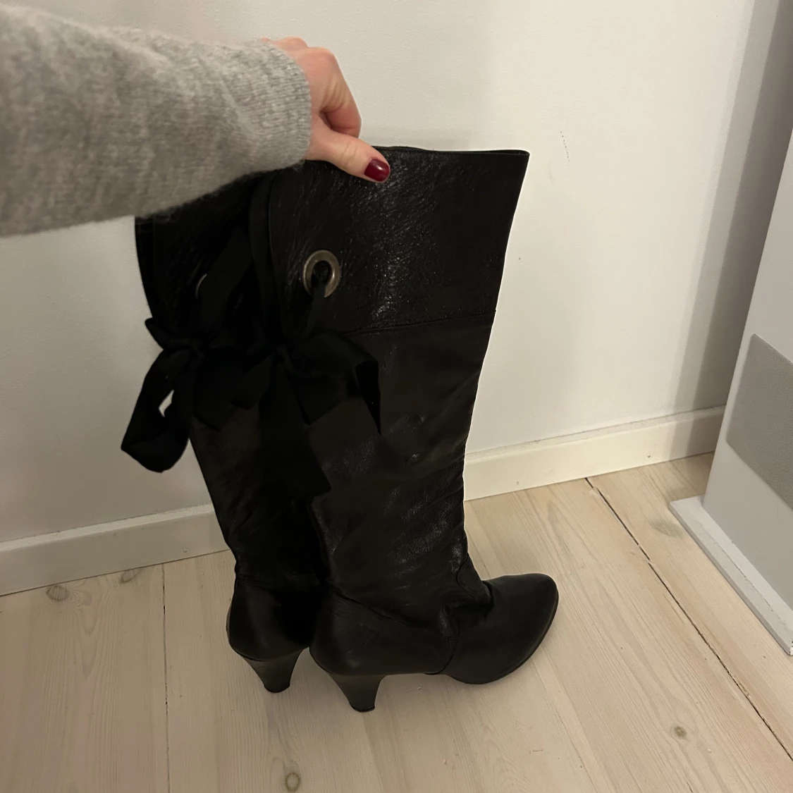 Svarta klackstövlar 