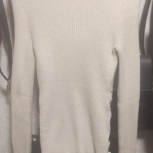 Stickad tröja - As mysigt tajt tröja med din detalj på sidorna. Bara fråga om du undrar något 