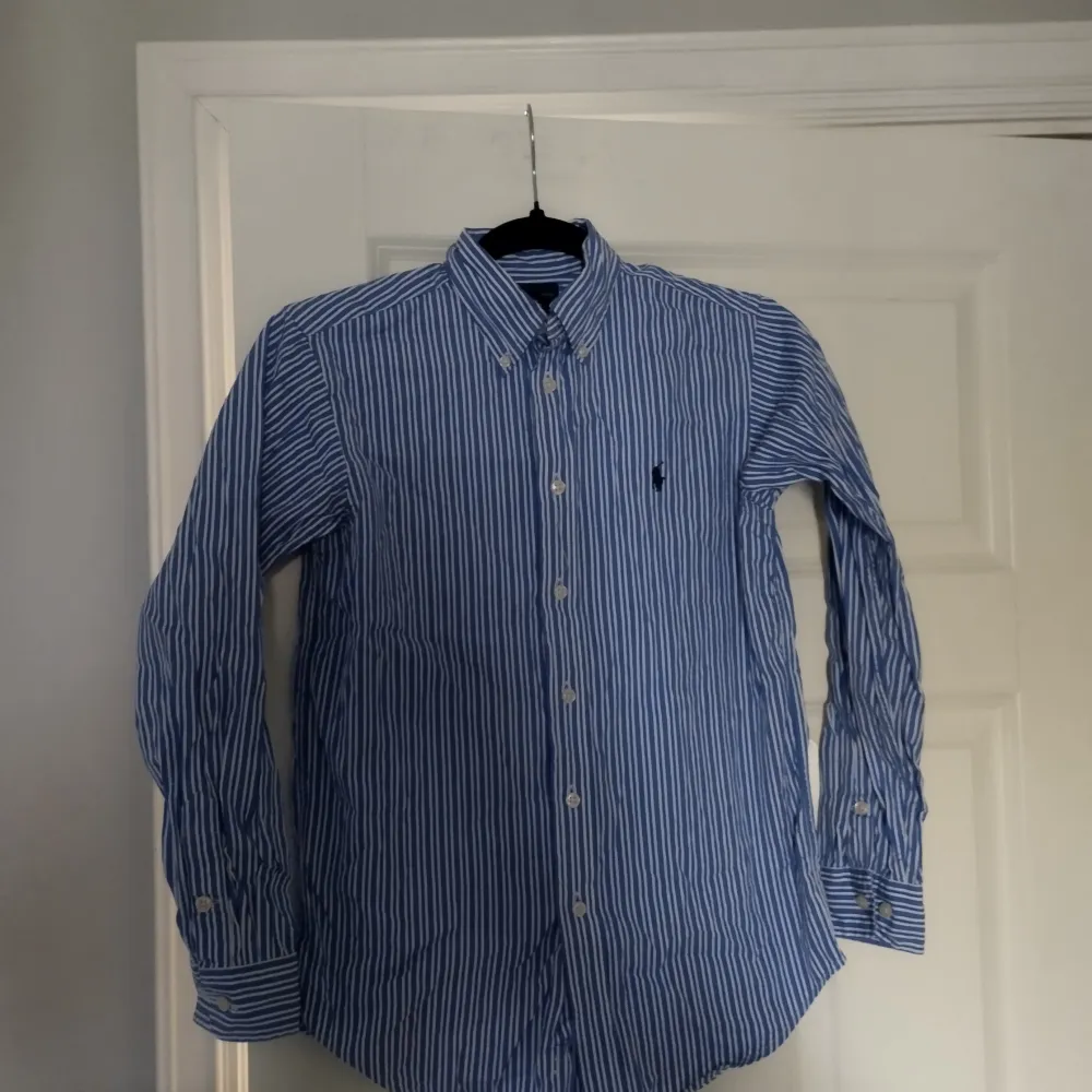 Skitsnygg skjorta från Ralph Lauren i färgerna blå och vit. Han på bilden är 176 cm, skicka gärna prisförslag vid intresse!. Skjortor.