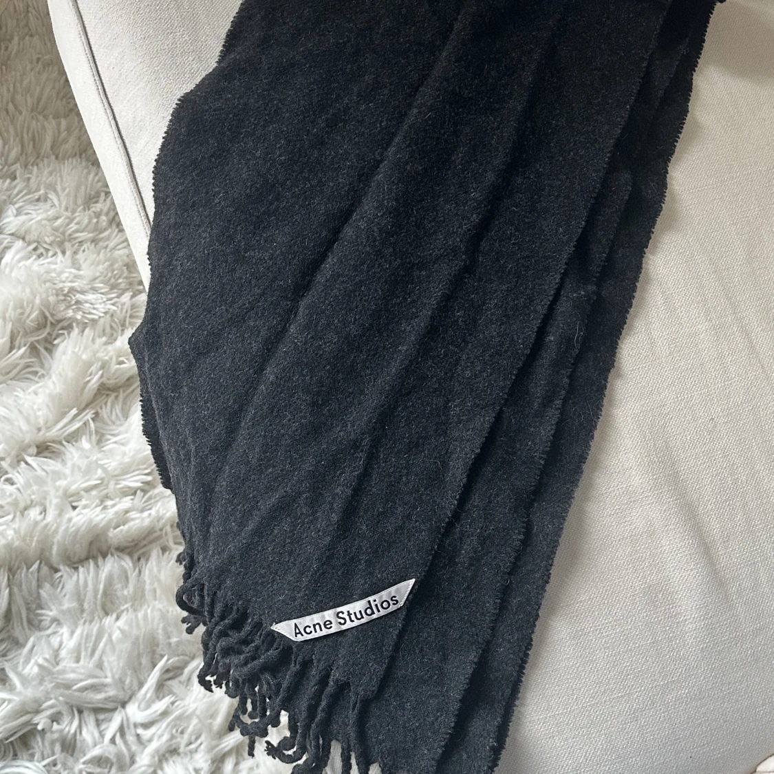 Mörkgrå Acne halsduk i ull - 90