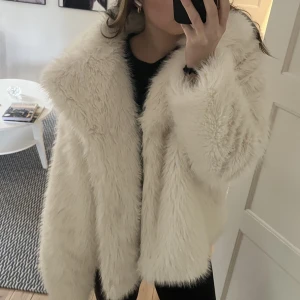 Pälsjacka  - Säljer nu denna snygga pälsjacka från Nelly i ett bra skick använd ca 2-3 gånger! 