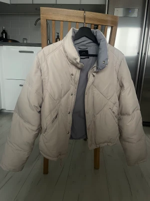 Jacka - Urban Outfitters - Tjock bomberjacka från Urban Outfitters. Går att ”dra av” ärmarna så att det blir en väst. 