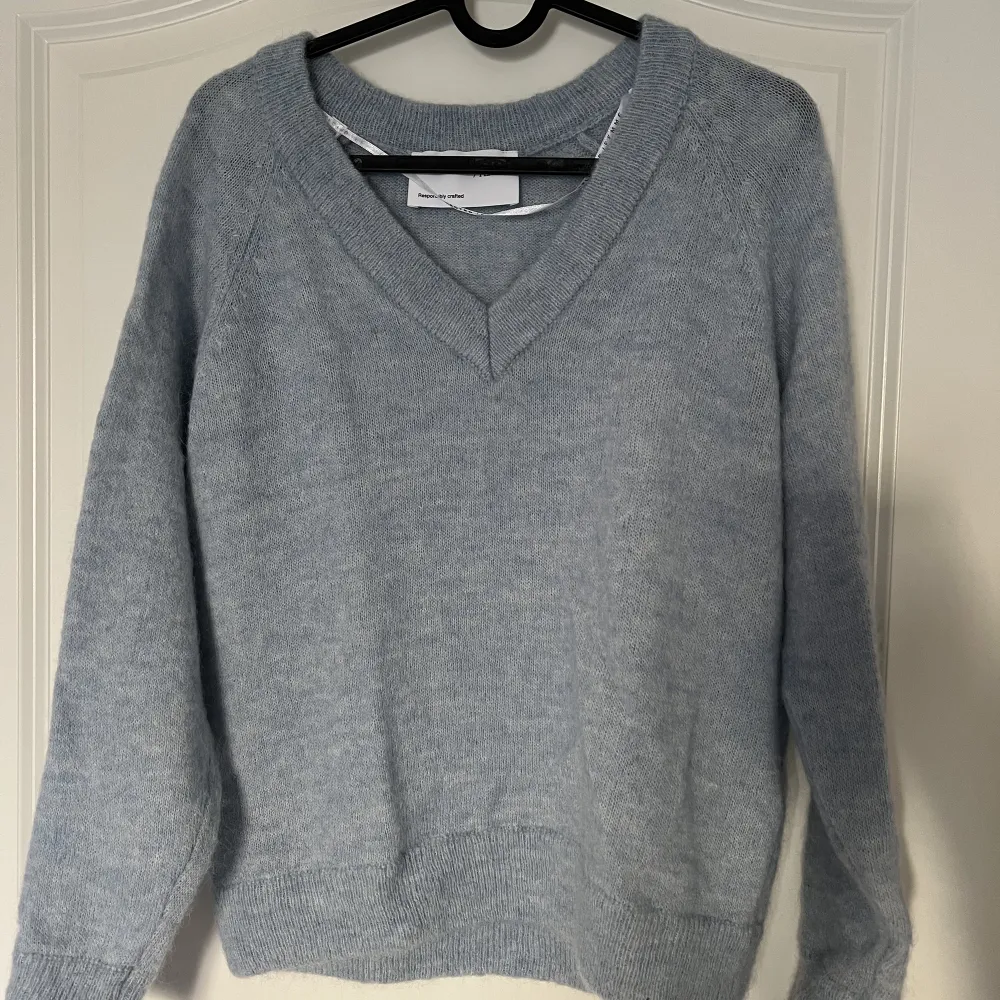 Säljer en jätte fin blå stickad från selected femme! hör av er om ni har frågor och vill se bilder på hur den sitter eller liknande💕. Neuleet.