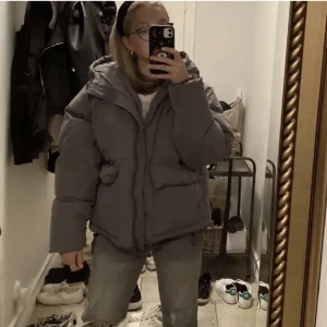 Puffer jacket H&M - Så snygg jacka från H&M som inte säljs längre! I toppenskick och supervarm 😍😍❤️‍🔥