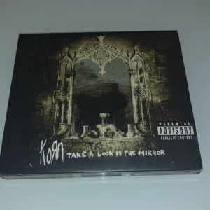 Take a look in the mirror av korn cd + dvd - Mycket bra skick när det gäller själva cd-skivorna oh helt okej skick gällande paketet. Inkluderar en cd-skiva och en dvd skiva + en korn scrapbook