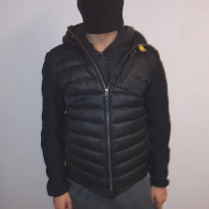 Parajumer - 10/10 skick använd en månad bara Ny pris 4500 Priset kan diskuteras 