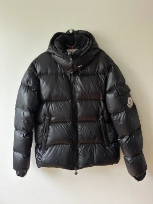 säljer min fina moncler jacka - säljer nu min fina moncler jacka för jag vill köpa ett nytt, inga fläckar eller liknade. I bra skick som sticker ut bättre än maya. 