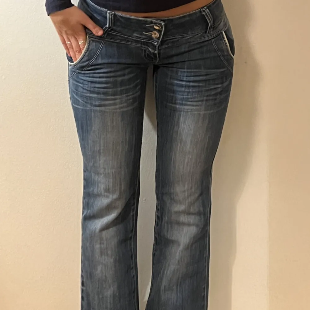 Skitsnygga nya lågmidjade bootcut jeans 10/10 i skick💕säljs då jag har 3 liknande par Midja: 36.5cm Innerben: 80cm Jag brukar ha storlek 26/27 och är 165 men de är för långa på mig! Har fler bilder med dom på💕använd gärna köp nu, inga bud under priset!. Jeans & Byxor.