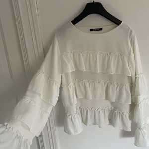 Blus - En vit blus från Ginatricot i storlek 36! Som syns på bild 3 så finns det defekt på baksidan, men inget stort! Frakt tillkommer! Skickar gärna mef bilder om så önskas🫶🏻 