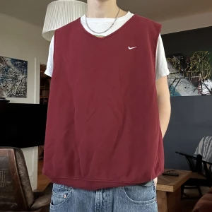 Custom sydd nike ylleväst - Vintage Nike crewneck klippt och sydd litw slarvigt till en väst, storlek XL och sitter väldigt stort:)