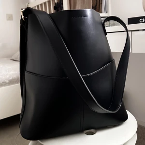 Väska - En chic och rymlig väska med lite längre handtag. Väskan är i nyskick, aldrig använd.